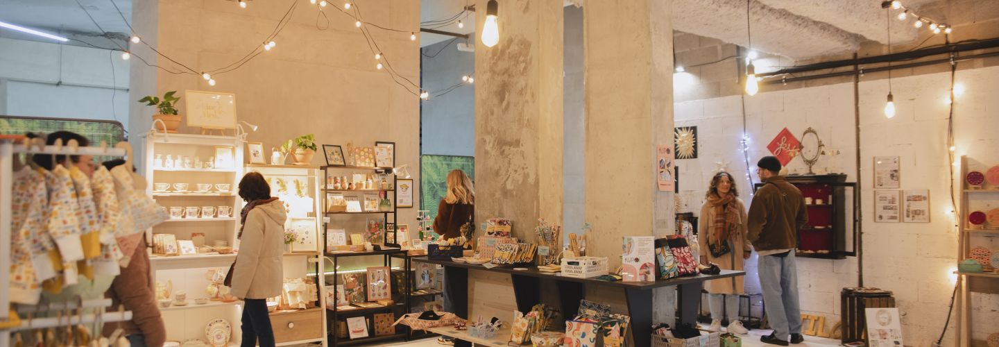 Pop-up store de créateurs: vitrine collective pour l'innovation et l'artisanat
