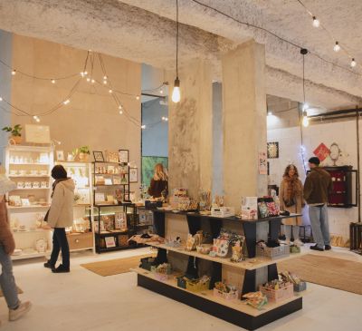 Pop-up store de créateurs: vitrine collective pour l'innovation et l'artisanat