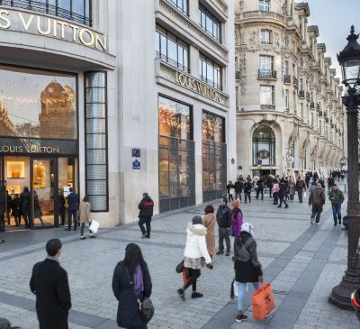 Pop-up store sur les Champs-Élysées: un levier stratégique puissant pour votre marque