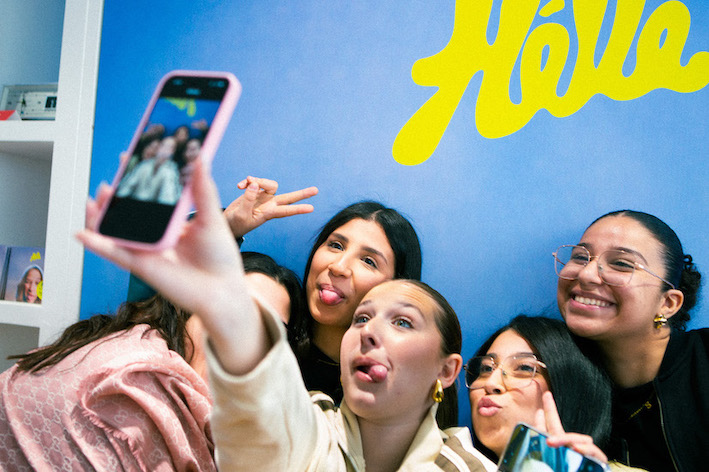 Hélé selfie avec fans dans son pop up crée par Nino Agency
